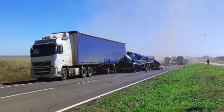 Motorista morre em colis&atilde;o entre duas carretas na BR-163 em MS