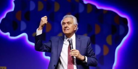 Caiado eleva o tom e diz que candidatura de Fl&aacute;vio est&aacute; 'afundando'