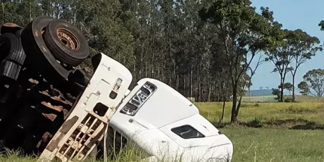 Motorista morre ap&oacute;s carreta tombar na MS-164
