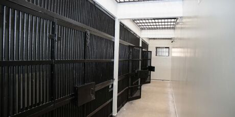 Justi&ccedil;a pro&iacute;be que presos fiquem detidos em delegacias de MS