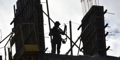 Empresas "disputam" trabalhadores e escassez de m&atilde;o de obra vira desafio