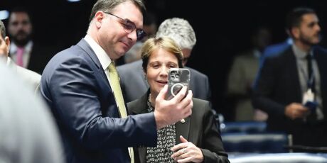 Tereza Cristina se re&uacute;ne com Fl&aacute;vio Bolsonaro e negocia&ccedil;&otilde;es para ser vice avan&ccedil;am