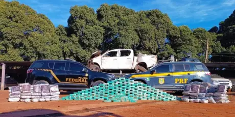 Persegui&ccedil;&atilde;o termina com Hilux capotada e apreens&atilde;o de 274 kg de drogas em MS