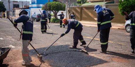 Prefeitura realiza mutir&atilde;o de tapa-buracos na Moreninhas lll 