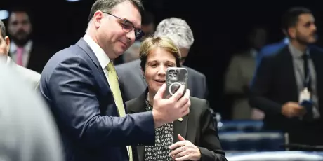 Negocia&ccedil;&atilde;o avan&ccedil;a e Tereza Cristina volta ao p&aacute;reo para ser vice de Fl&aacute;vio