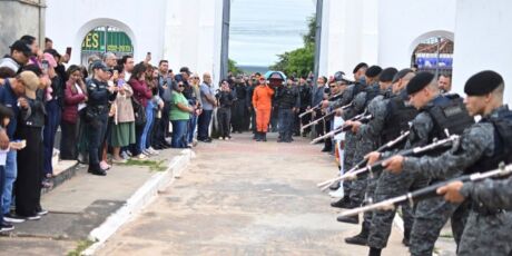 PM morto em confronto &eacute; sepultado com honra militar e cortejo de helic&oacute;ptero