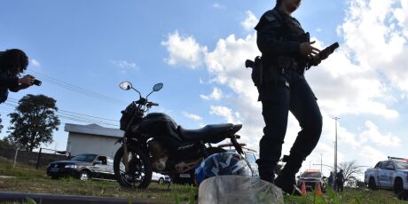 Motociclista sofre ferimentos graves ao atingir carro em local semaforizado