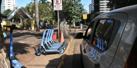 Patinetes invadem vagas de pessoas com defici&ecirc;ncia em Campo Grande