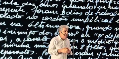 Paulo Betti emociona p&uacute;blico na abertura da 10&ordf; FLIB com espet&aacute;culo sobre mem&oacute;ria e literatura 