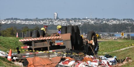 Caminh&atilde;o de sal capota e idoso morre na BR-163/MS