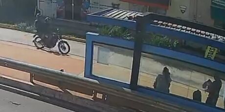 Dupla de tornozeleira assalta mulheres em ponto de &ocirc;nibus &agrave; luz do dia 