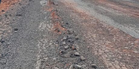 Asfalto feito pelo presidente da Agesul se esfarela dias ap&oacute;s libera&ccedil;&atilde;o de rodovia para circula&ccedil;&atilde;o