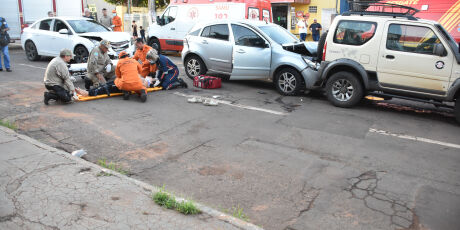 Idoso fica inconsciente ap&oacute;s acidente envolvendo quatro ve&iacute;culos na Capital