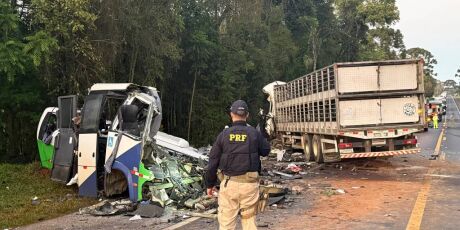 Colis&atilde;o entre micro-&ocirc;nibus e carreta deixa 23 mortos no Paran&aacute;