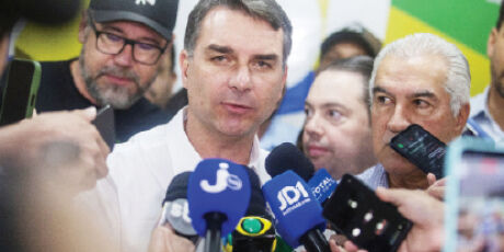 Fl&aacute;vio recua de desist&ecirc;ncia e confirma presen&ccedil;a em debate da Band no domingo