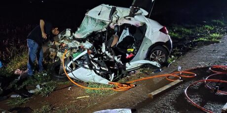 Homem e adolescente morrem ap&oacute;s carro colidir com carreta na BR 267