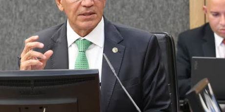 Campbell diz que ju&iacute;zes 'parasitas' se hospedam na magistratura e devem ser extirpados