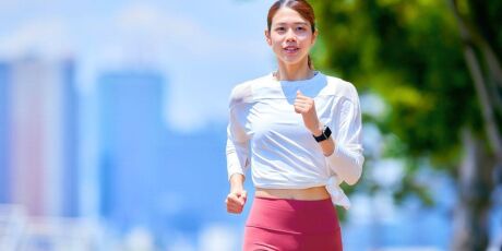 Quem tem endometriose pode correr? Entenda com especialista quando &eacute; preciso adaptar o treino