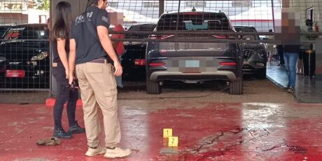 Jovem de 19 anos &eacute; executado a tiros em garagem de ve&iacute;culos do pai em MS