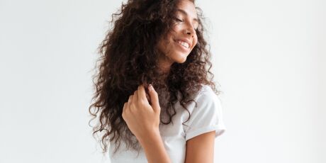 Tem alongamento e cabelo cacheado? Especialista explica como cuidar dos fios 