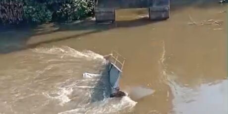 Motorista de carreta que caiu em rio ap&oacute;s ponte desabar &eacute; encontrado morto