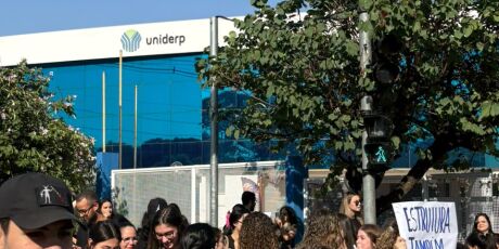 Estudantes de Medicina protestam contra estrutura e mudan&ccedil;as acad&ecirc;micas na Uniderp