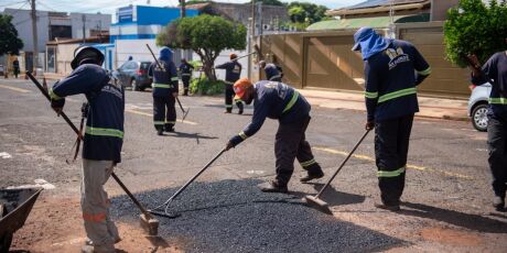 Buracos fazem Prefeitura usar 100 toneladas de asfalto neste s&aacute;bado em Campo Grande