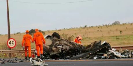 Motorista morre ap&oacute;s carro bater de frente com carreta na BR-163 em Campo Grande