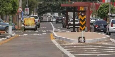 Rua Bahia pode voltar a ter tr&ecirc;s faixas ap&oacute;s corredor de &ocirc;nibus ficar inacabado
