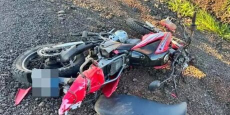 Mulher morre ap&oacute;s moto ser atingida por caminh&atilde;o na MS-156