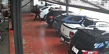Pol&iacute;cia divulga imagens de dois foragidos por morte de filho de garagista em Dourados
