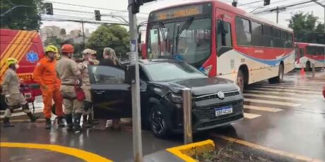 Casal de turistas se confunde com sinaliza&ccedil;&atilde;o e &eacute; atingido por &ocirc;nibus em faixa exclusiva