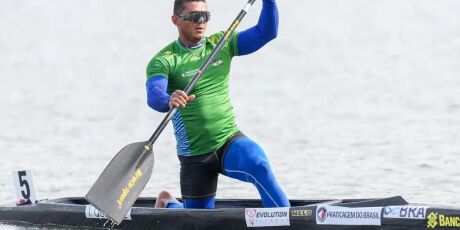 Isaquias Queiroz conquista ouro no C1 500m e &eacute; pentacampe&atilde;o mundial