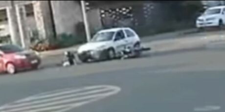Homem morre 'prensado' entre carros ap&oacute;s ser atropelado duas vezes em cruzamento; v&iacute;deo
