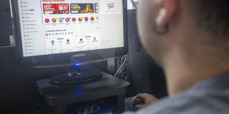 Viciada tem conta reativada 'sem explica&ccedil;&atilde;o' e perde R$ 550 mil em 4 meses