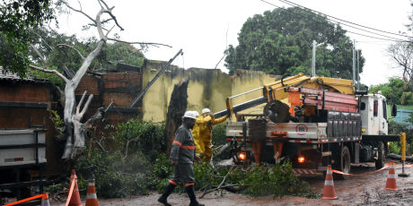 Com alerta de temporal, Sisep mobiliza equipes nas sete regi&otilde;es de Campo Grande