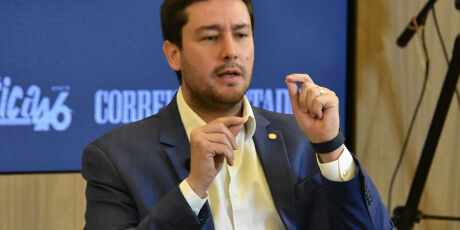 Promessa de Catan de entregar celular a 190 mil alunos custa R$ 2,28 bilh&otilde;es