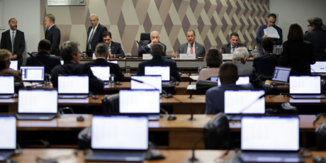 CCJ do Senado aprova fim da escala 6x1