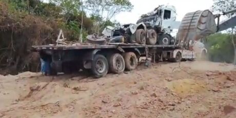 Carreta que caiu em rio ap&oacute;s ponte desabar &eacute; retirada depois de 20 dias