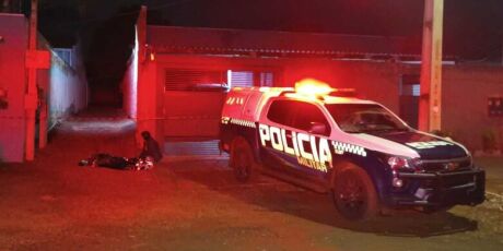 Jovem de 18 anos &eacute; assassinado a tiros ao chegar em casa