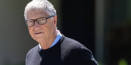 Bill Gates faz alerta sobre IA: "Achar que um bot&atilde;o de desligar &eacute; suficiente &eacute; ingenuidade"