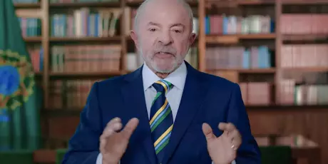 "Ningu&eacute;m tem o direito de nos dizer com quem devemos fazer neg&oacute;cios", diz Lula
