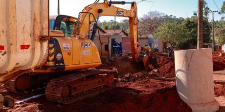 Obras no asfalto do bairro Santa Em&iacute;lia come&ccedil;am ap&oacute;s 51 anos de espera