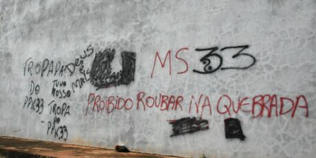'Proibido roubar': muro com '33' e 'Tropa do PPK' chama aten&ccedil;&atilde;o em Campo Grande