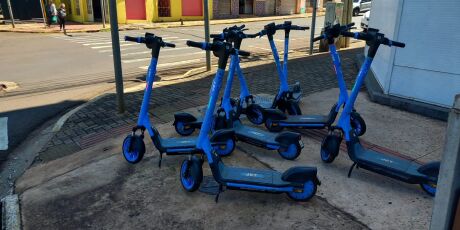Prefeitura cria lei que pro&iacute;be estacionamento de patinetes em cal&ccedil;adas