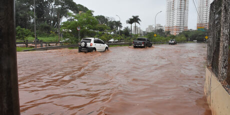Chuva causa alagamentos e transbordamento de c&oacute;rregos em Campo Grande
