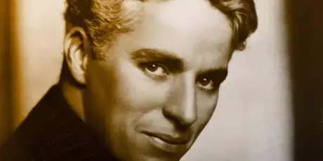 Charles Chaplin deixou uma reflex&atilde;o: "A vida &eacute; desejo, n&atilde;o significado"