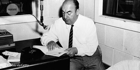 Pablo Neruda, Nobel de Literatura, refletiu sobre a felicidade que vai al&eacute;m do que possu&iacute;mos