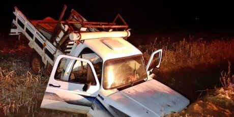Idoso morre ap&oacute;s caminhonete cair em valeta durante ca&ccedil;ada em Dourados