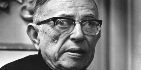 Sartre: "A viol&ecirc;ncia, seja qual for a maneira como ela se manifesta, &eacute; sempre uma derrota"